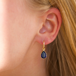 droppe syntetisk blå safir örhängen i förgylld mässing - Loom Stones