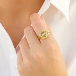 ljusgrön kristal ring i förgylld mässing - Loom Stones