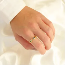 multifärgat kristal ring i förgylld mässing - Eliné