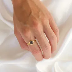mörkblå kristal ring i förgylld mässing - Eliné