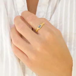 mörkblå kristal ring i förgylld mässing - Eliné
