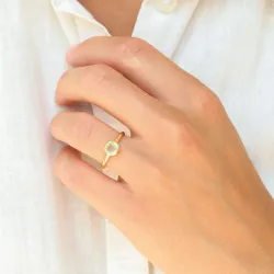 ljusgrön kristal ring i förgylld mässing - Loom Stones