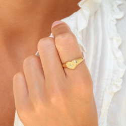 bokstav m zirkon ring i förgylld mässing