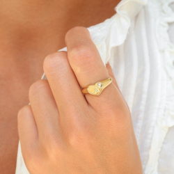 bokstav a zirkon ring i förgylld mässing