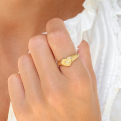 bokstav b zirkon ring i förgylld mässing