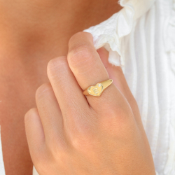 bokstav e zirkon ring i förgylld mässing