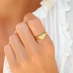 bokstav f zirkon ring i förgylld mässing