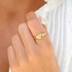 bokstav j zirkon ring i förgylld mässing