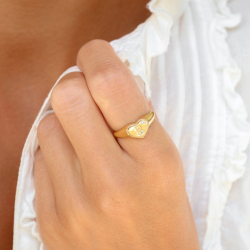 bokstav r zirkon ring i förgylld mässing