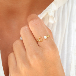 bokstav c zirkon ring i förgylld mässing