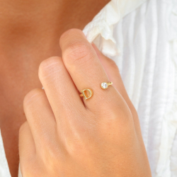 bokstav d zirkon ring i förgylld mässing