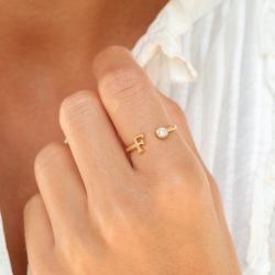 bokstav f zirkon ring i förgylld mässing