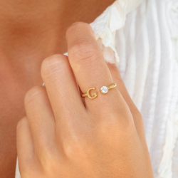 bokstav g zirkon ring i förgylld mässing