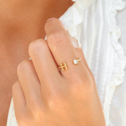 bokstav h zirkon ring i förgylld mässing