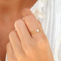 bokstav l zirkon ring i förgylld mässing
