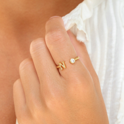 bokstav n zirkon ring i förgylld mässing