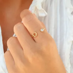 bokstav o zirkon ring i förgylld mässing