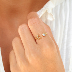 bokstav r zirkon ring i förgylld mässing