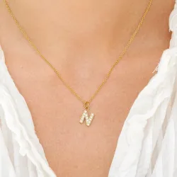 vattentät bokstav n zirkon halskedja med berlocker i förgyllt stål - OCEANA