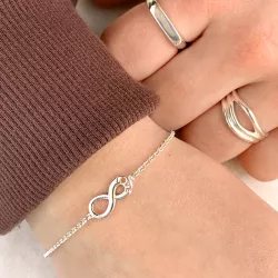 infinity armband i silver med hängen i silver