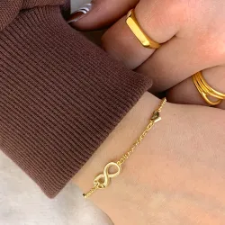 infinity armband i förgyllt silver med hängen i förgyllt silver