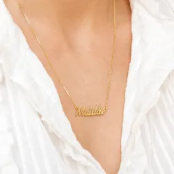 Namnhalsband med hänge i förgyllt silver