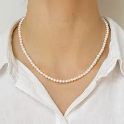 42 cm pärlhalskedja med sötvattenspärlor.