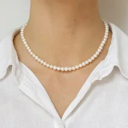 38 cm pärlhalskedja med sötvattenspärlor.