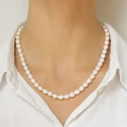 45 cm pärlhalskedja med sötvattenspärlor.