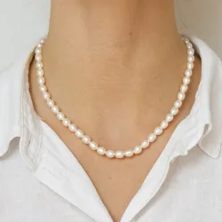 42 cm pärlhalskedja med sötvattenspärlor.