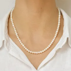 45 cm pärlhalskedja med sötvattenspärlor.