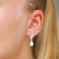 pärla örhängen i silver