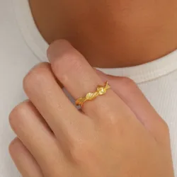 vridet ring i förgyllt silver