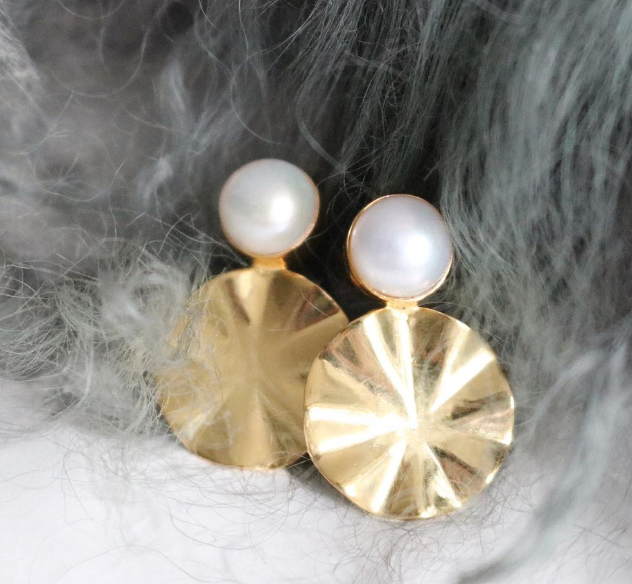 guldpläterade örhängen